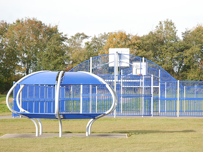 ontmoetingsplaats en zithoek op een sportterrein buiten